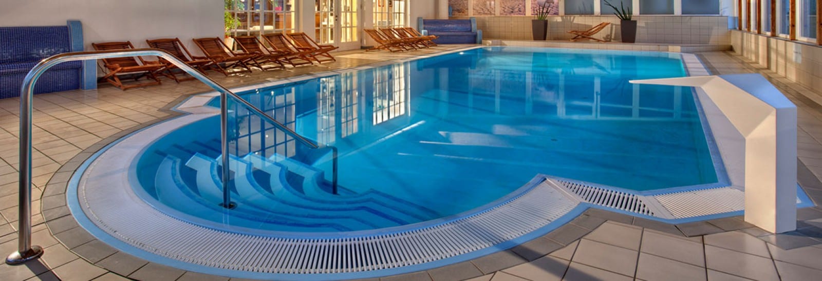 Schwimmbad im Hotel Vier Jahreszeiten in